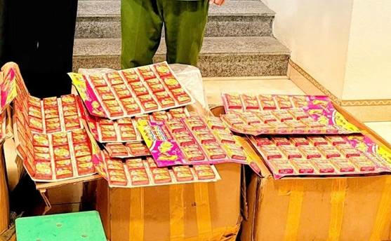 Tạm giữ hai đối tượng buôn bán pháo nổ trái phép