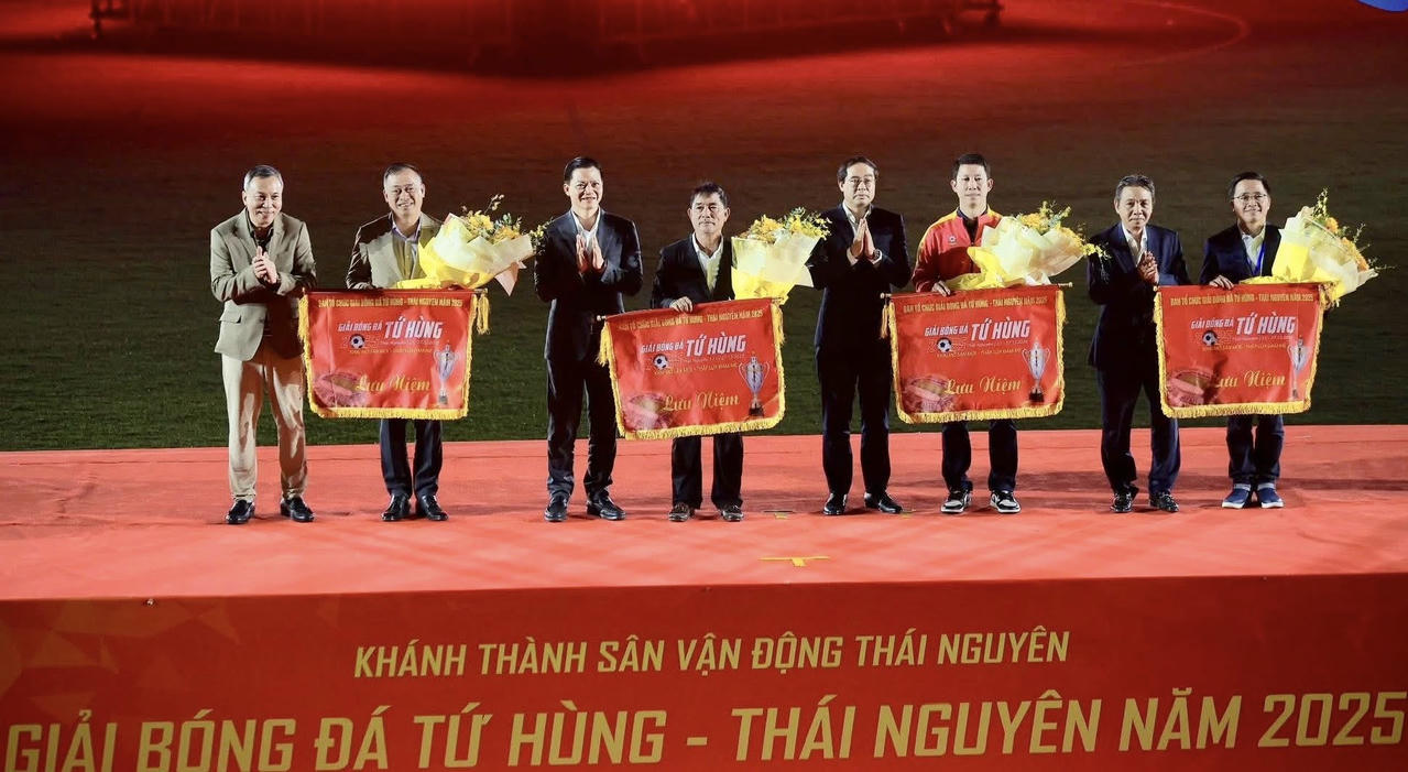 Ban Tổ chức Cờ lưu niệm và hoa cho các đội bóng tham dự Giải đấu