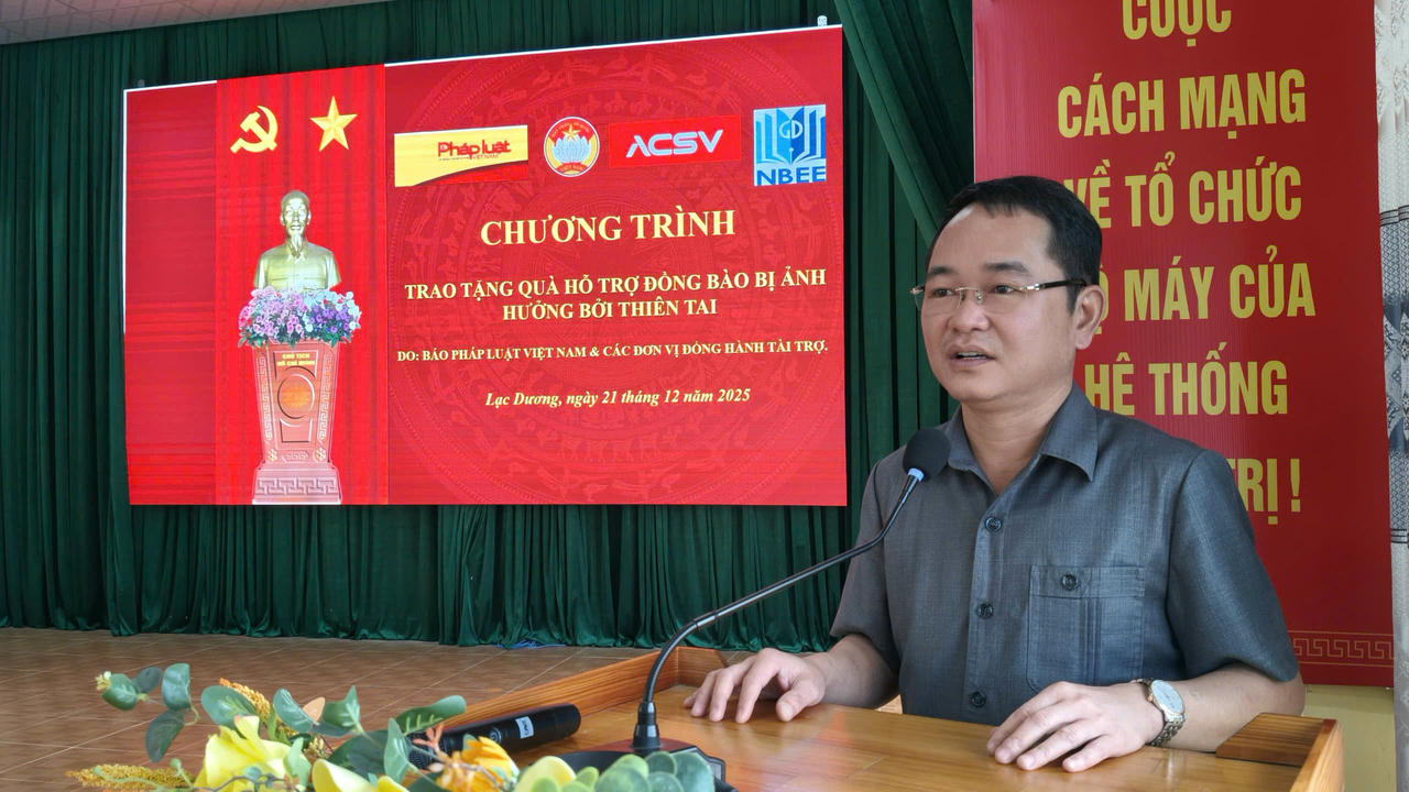 TS Vũ Hoài Nam - Bí thư Đảng uỷ, Tổng Biên tập Báo Pháp luật Việt Nam chia sẻ với người dân chịu ảnh hưởng bởi thiên tai.