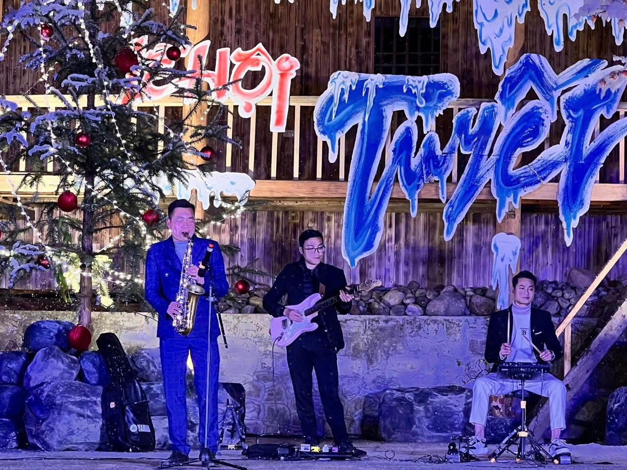 Chương trình đã mang đến cho khán giả và du khách những màn nghệ thuật ấn tượng.