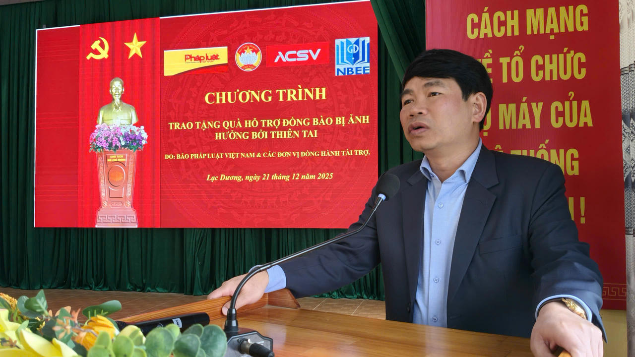 Chủ tịch UBND xã Lạc Dương Bùi Quốc Huân cảm ơn Báo Pháp luật Việt Nam và các đơn vị tài trợ đã hỗ trợ kịp thời người dân trên địa bàn xã.