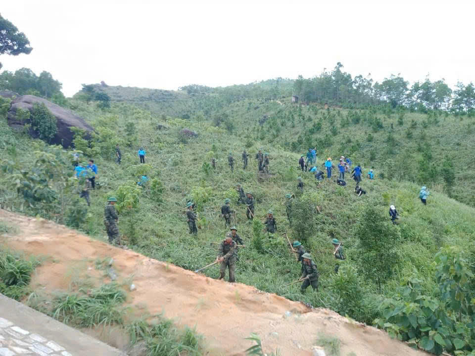 Lực lượng đoàn viên, thanh niên và bộ đội ở xã Đăk Rơ Wa tham gia trồng cây phủ xanh đồi trọc, hưởng ứng chương trình trồng 1 tỷ cây xanh.