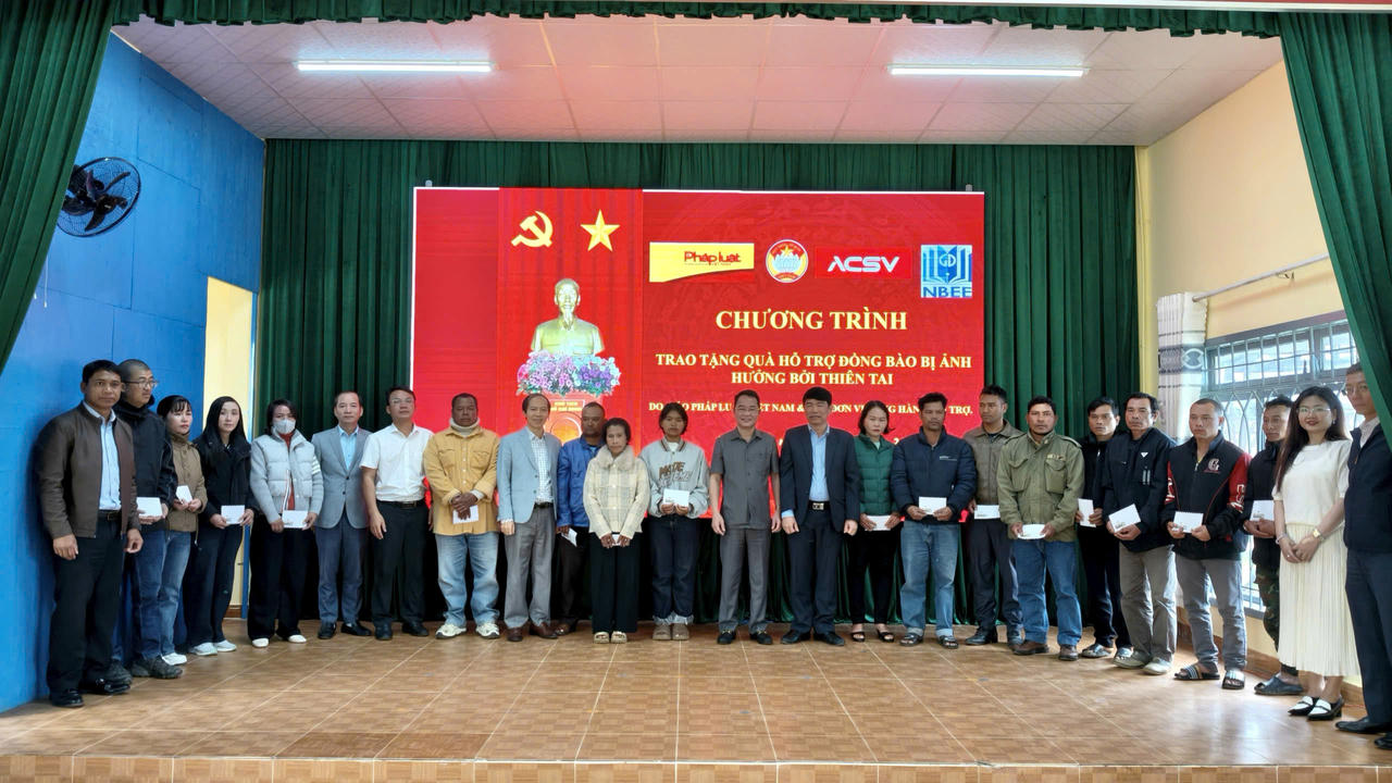 Đại diện Báo Pháp luật Việt Nam trao tặng 300 triệu đồng cho 60 hộ dân bị hư hỏng nhà cửa ở xã Lạc Dương.