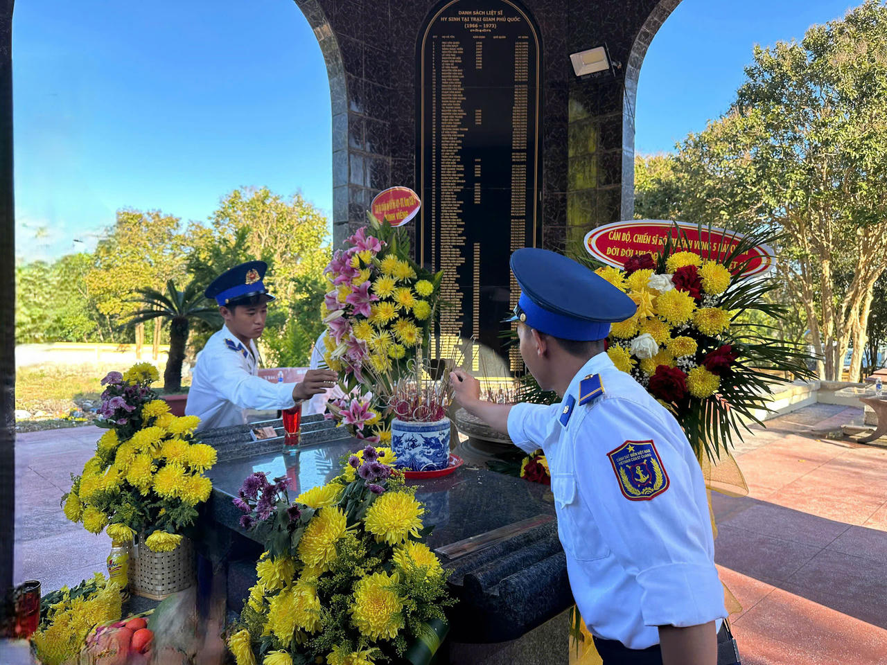Cán bộ, chiến sĩ đơn vị phối hợp với địa phương tổ chức dâng hương, dâng hoa tại Di tích lịch sử tượng đài Nắm Đấm, đặc khu Phú Quốc.