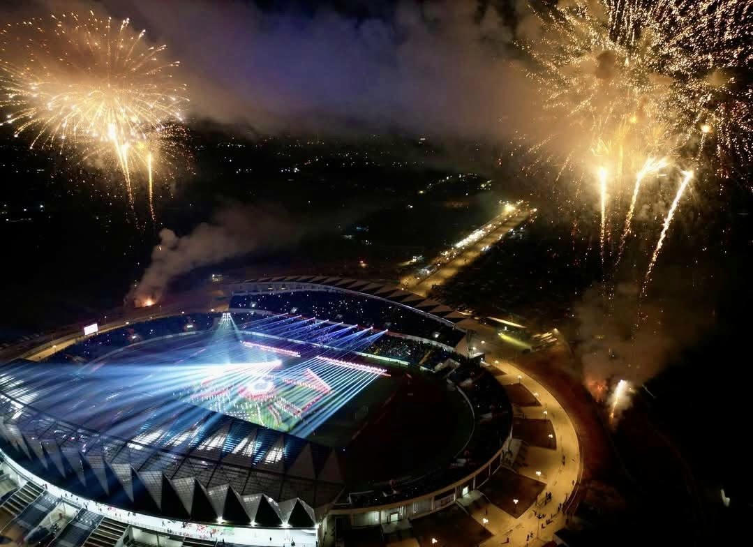 Khán giả mãn nhãn với màn bắn pháo hoa và phần trình diễn nghệ thuật tại Sân vận động Thái Nguyên