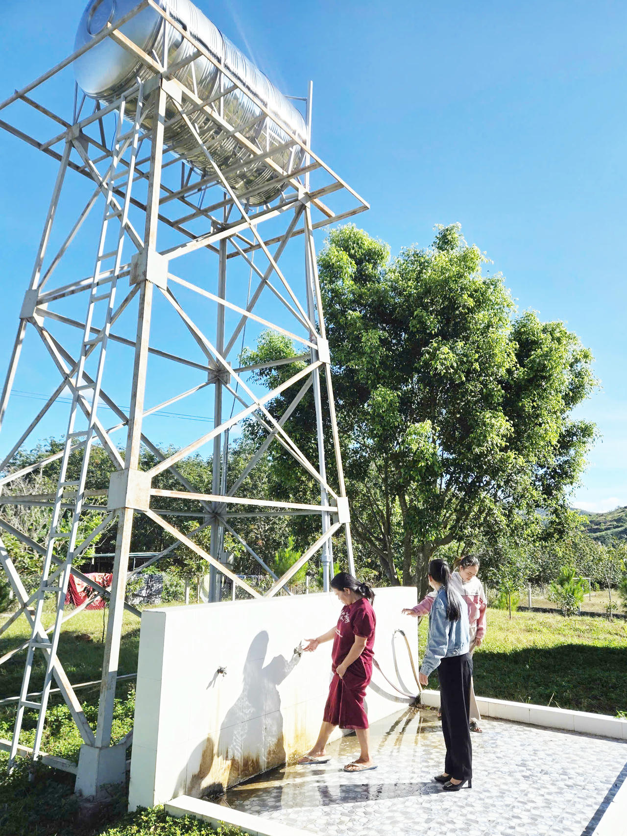 Người dân thôn Đăk Krăk sử dụng công trình nước sinh hoạt tập trung được đầu tư từ Chương trình Mục tiêu Quốc gia, góp phần cải thiện điều kiện sống và vệ sinh nông thôn.