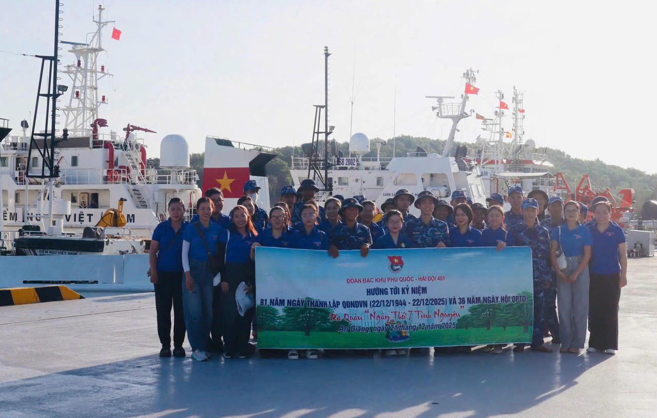 Tuổi trẻ Hải đội 401 phối hợp với Đoàn Đặc khu Phú Quốc ra quân "Ngày thứ 7 tình nguyện" tổng dọn vệ sinh môi trường biển.