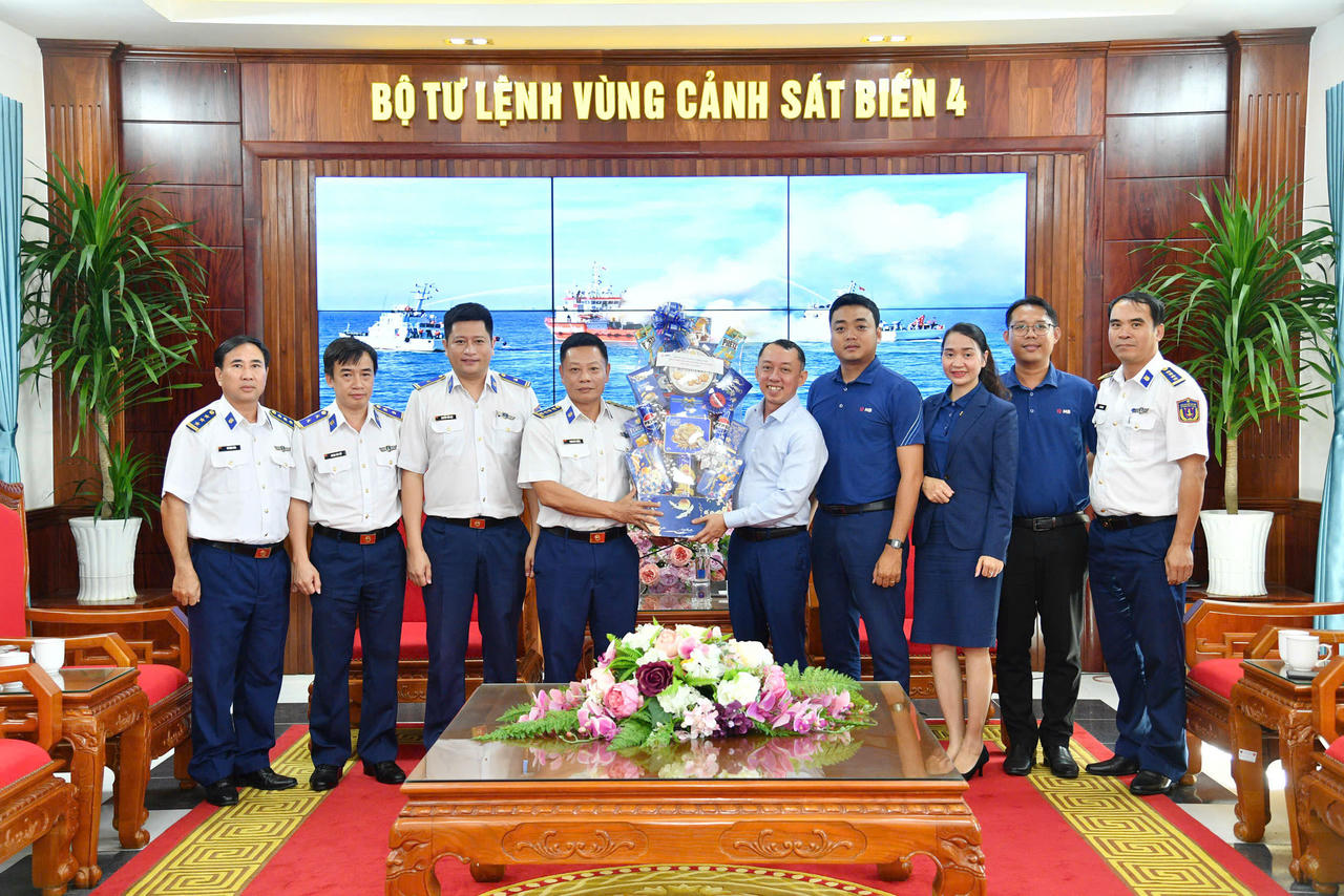 Bộ Tư lệnh Vùng Cảnh sát biển 4 vui mừng được tiếp đón các đoàn khách đến thăm, chúc mừng.