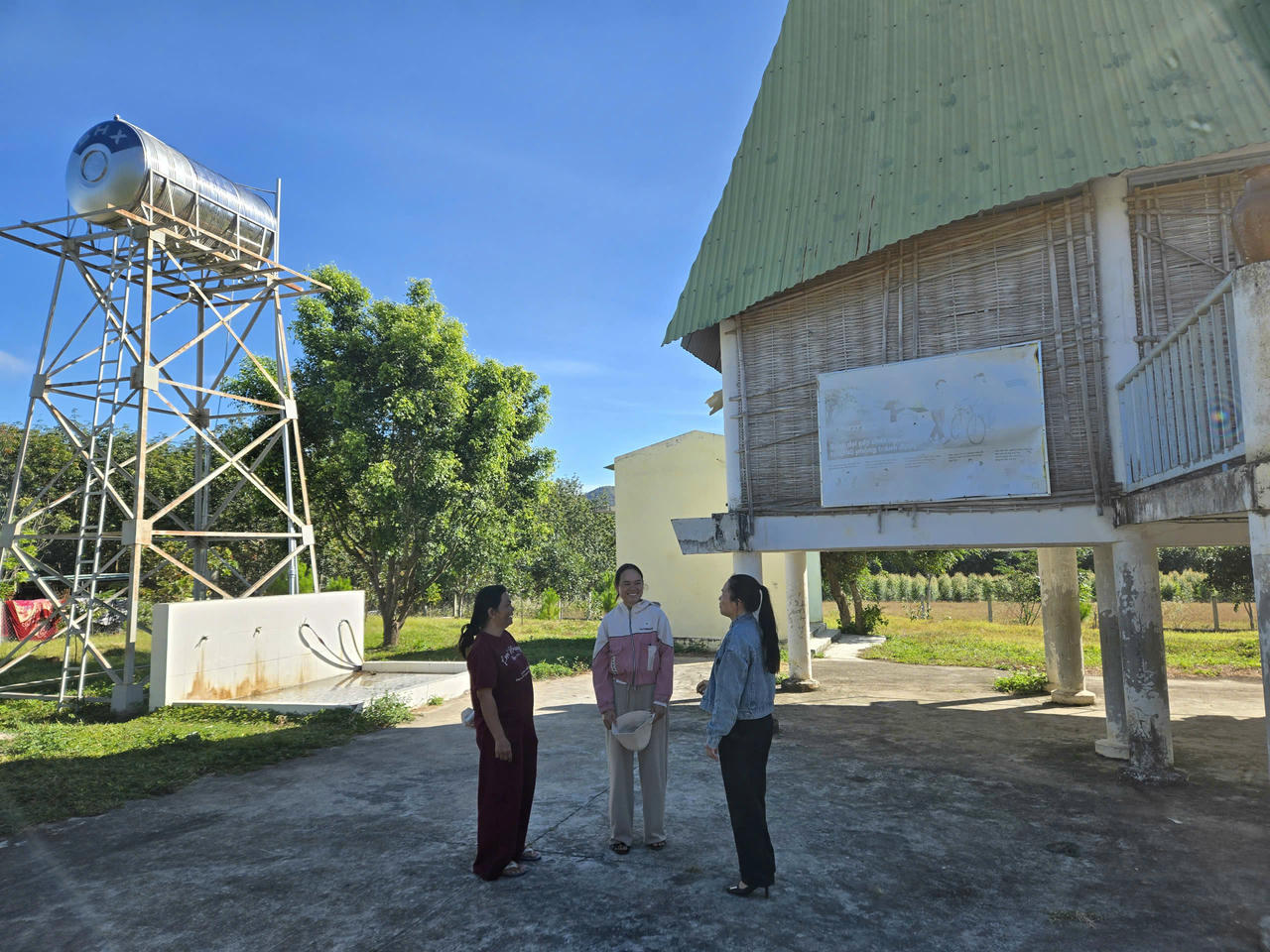Cán bộ xã Đăk Rơ Wa xuống cơ sở tuyên truyền các chính sách thuộc Chương trình Mục tiêu Quốc gia Giảm nghèo đến người dân.