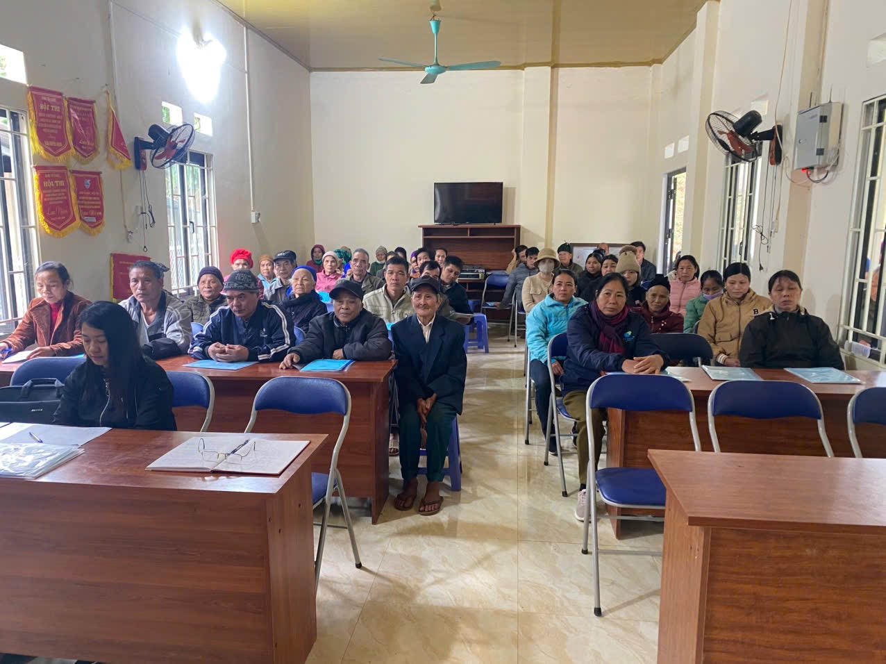 Các đại biểu dự Hội nghị tại xóm Phan Thanh, xã Nguyễn Huệ. (Ảnh: Sở Tư pháp Cao Bằng)
