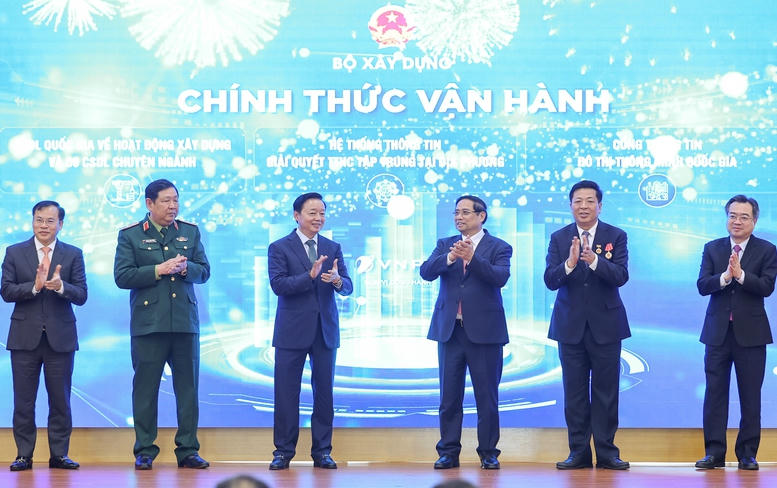 Thủ tướng Chính phủ và các đại biểu thực hiện nghi thức khởi động vận hành các hệ thống công nghệ thông tin của Bộ Xây dựng - Ảnh: VGP/Nhật Bắc