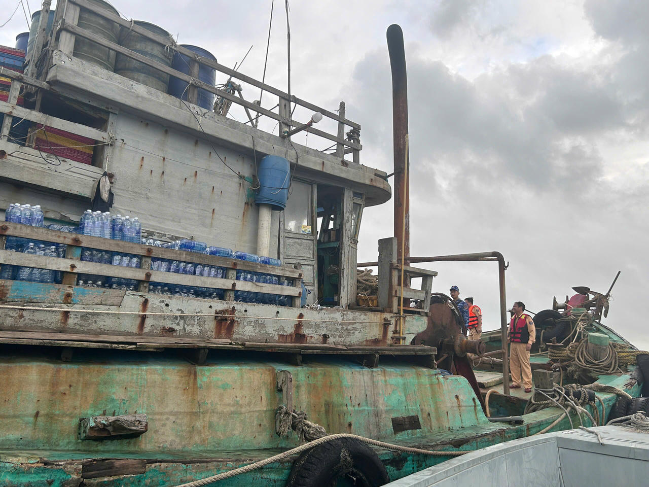 Lực lượng chức năng kiểm tra bắt giữ tàu cá vi phạm.&nbsp;