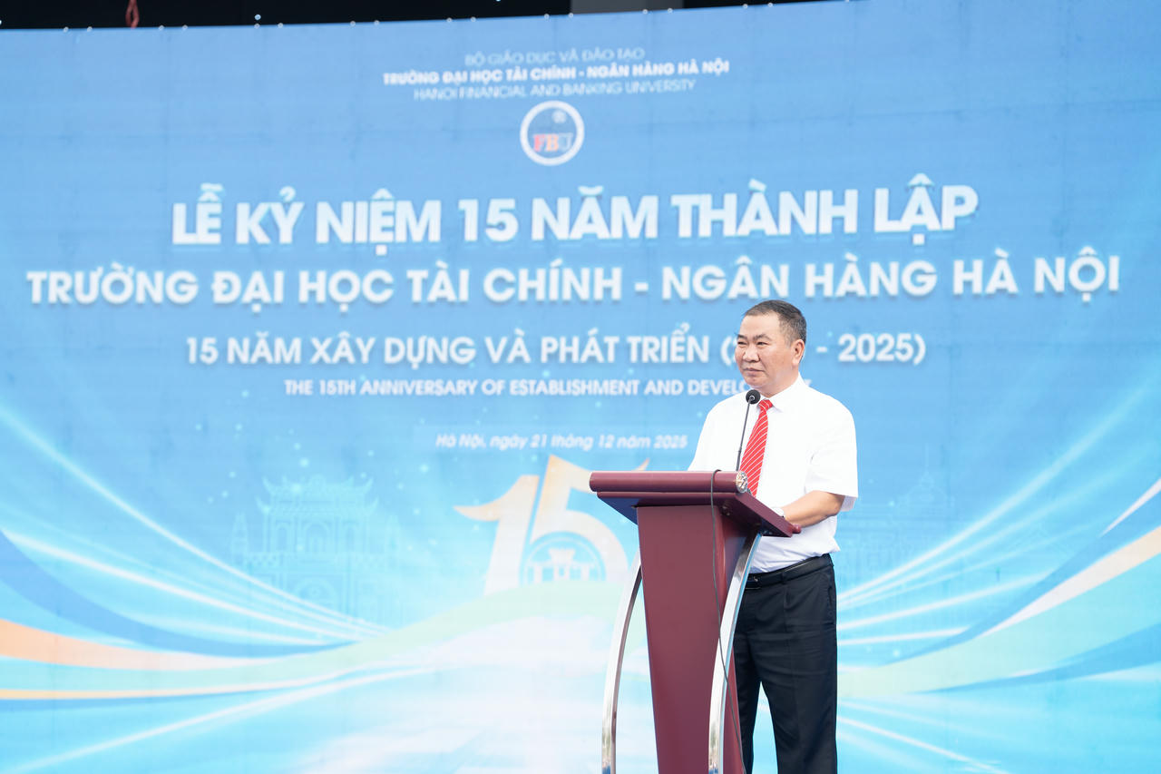 PGS.TS Bùi Xuân Biên - Chủ tịch Hội đồng trường ĐH Tài chính - Ngân hàng Hà Nội phát biểu tại lễ kỷ niệm 15 năm thành lập.