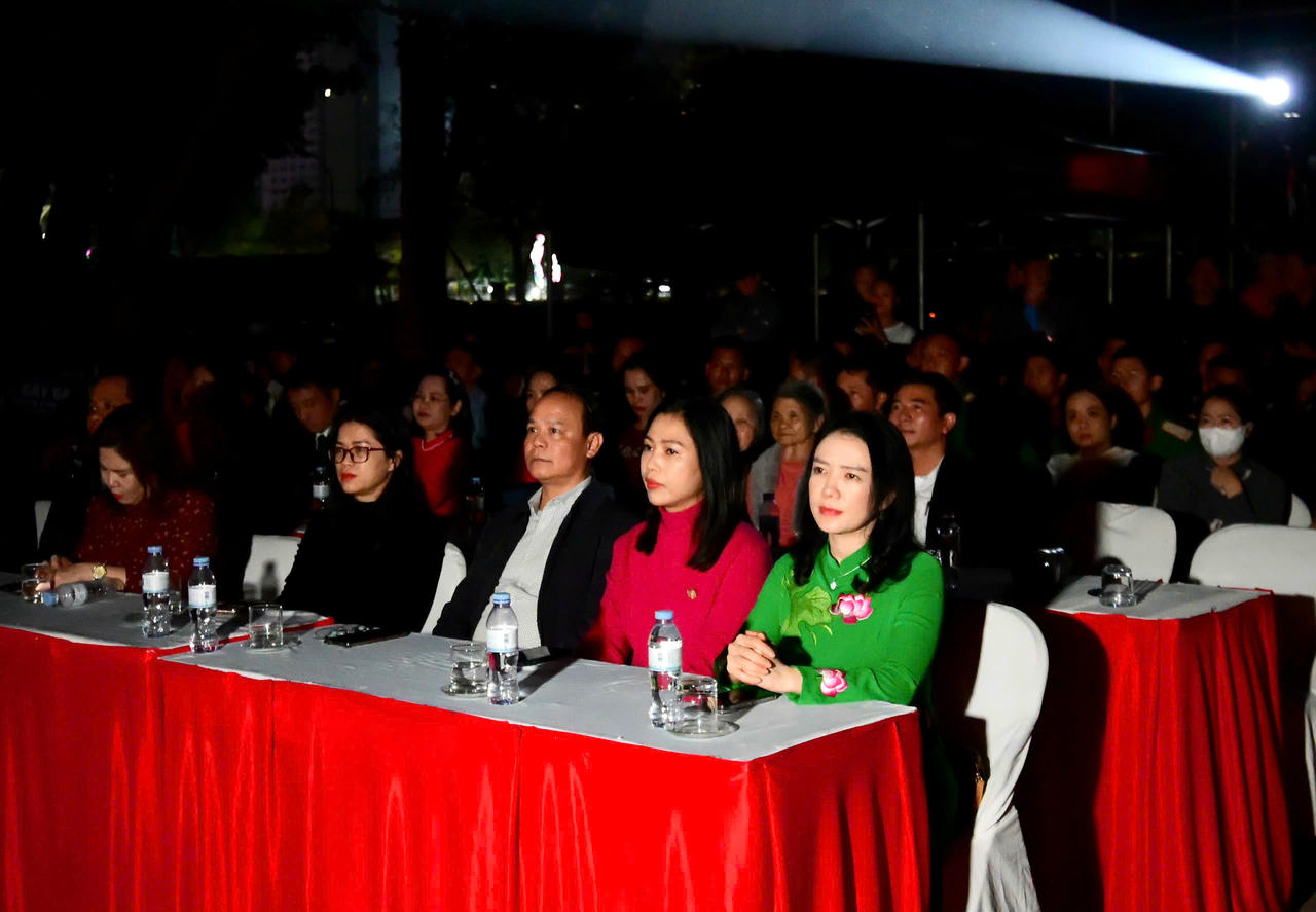 Các đại biểu tham dự chương trình. Ảnh: Gió Lào