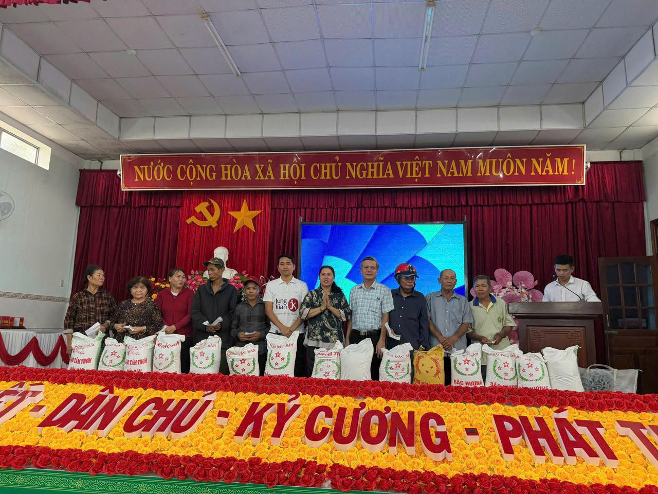 Ông Nguyễn Quốc Huy trao tận tay những phần quà thiết thực (tiền mặt) hỗ trợ trực tiếp cho các cụ già và các hộ gia đình chịu thiệt hại nặng.