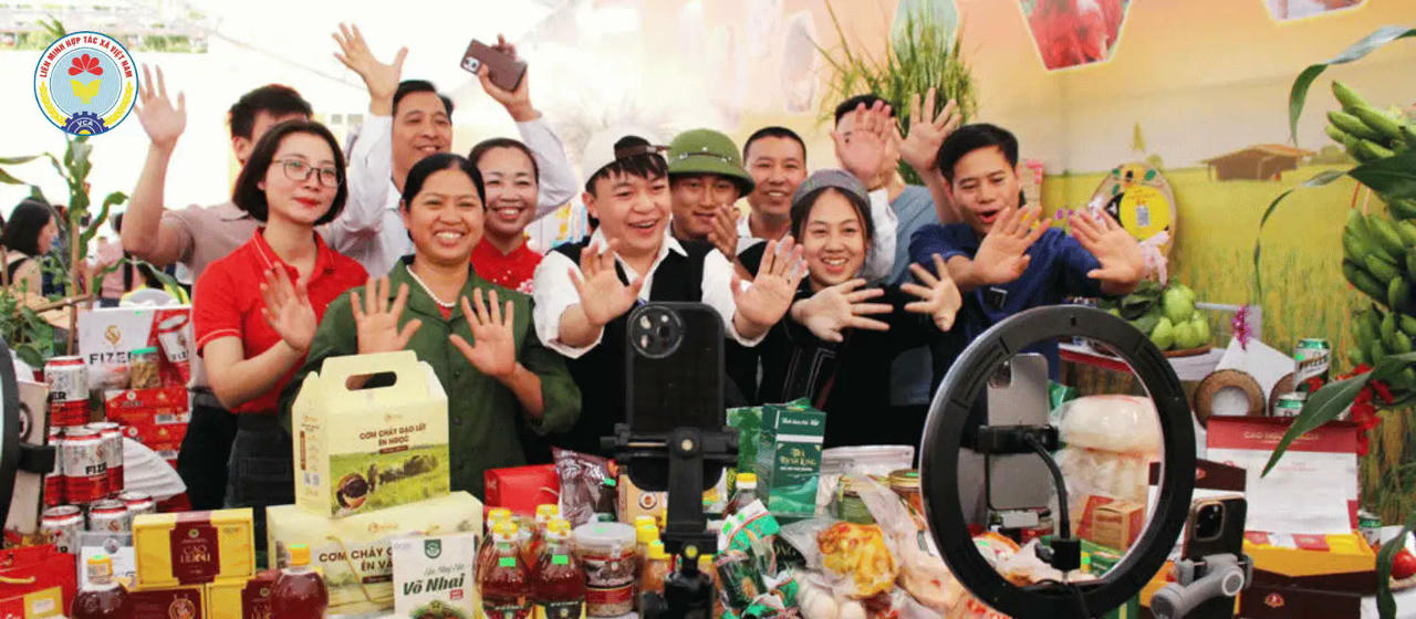 Những người nông dân của Thái Nguyên đã ngày càng tự tin tiếp cận với chuyển đổi số để giúp tìm đầu ra cho sản phẩm. (Ảnh: Chothainguyen.vn)