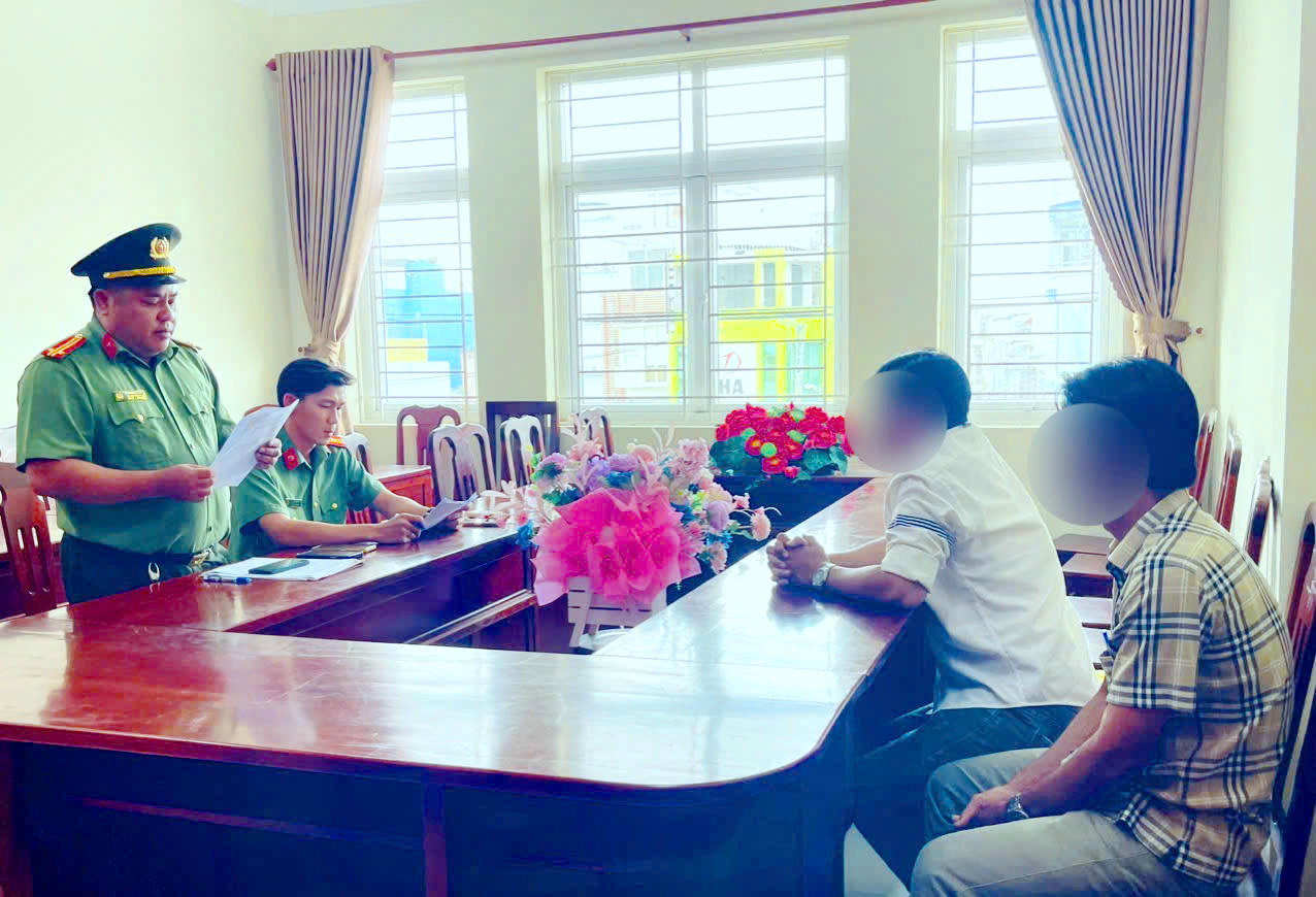 Cán bộ Phòng An ninh mạng và phòng, chống tội phạm sử dụng công nghệ cao (Công an tỉnh Cà Mau) tống đạt quyết định xử phạt vi phạm hành chính đối với ông P.M.T và ông N.V.H.