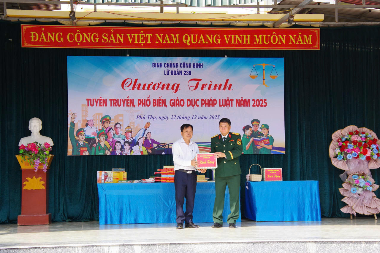 Gần 300 học sinh được giáo dục truyền thống Quân đội nhân dân Việt Nam