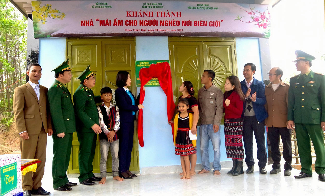 Bộ đội Biên phòng TP Huế bàn giao "Nhà đồng đội" cho gia đình chiến sĩ có hoàn cảnh khó khăn.