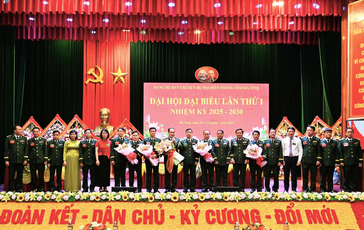 Ban Chấp hành Đảng bộ Ban Chỉ huy BĐBP tỉnh Hà Tĩnh nhiệm kỳ 2025 - 2030 ra mắt đại hội.