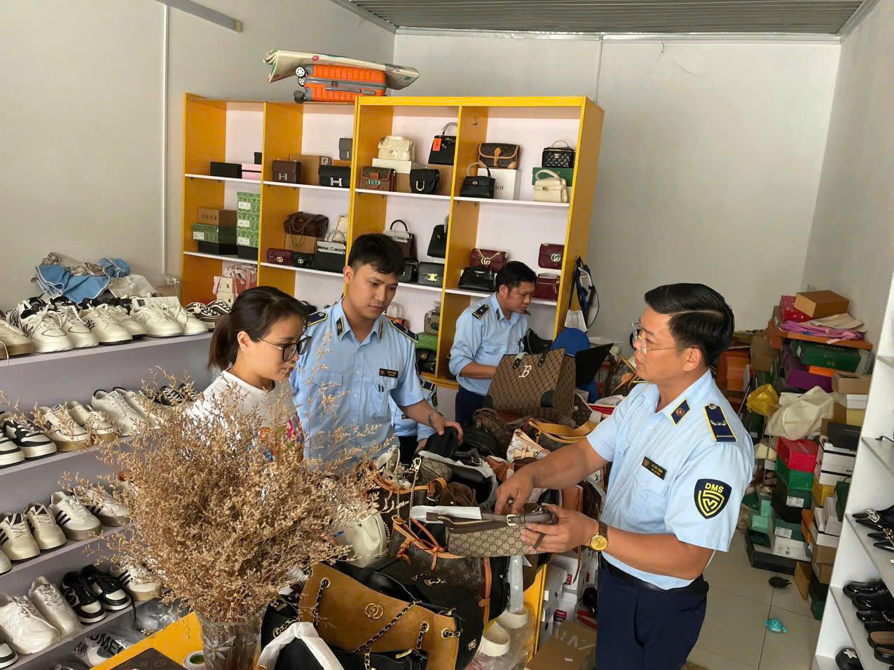 Lực lượng QLTT tỉnh Phú Thọ tăng cường kiểm tra, kiểm soát hàng hóa dịp cuối năm.