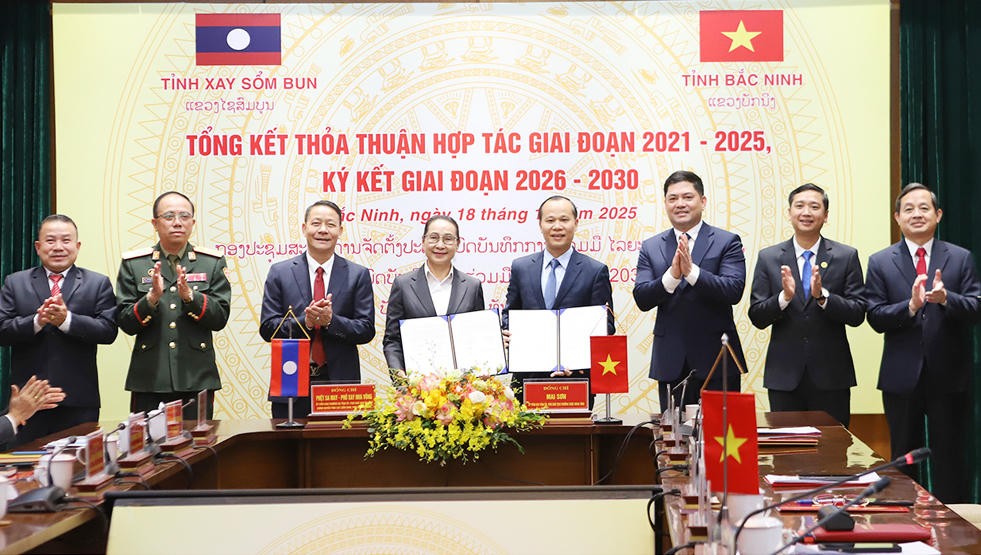 Lãnh đạo tỉnh Bắc Ninh và tỉnh Xay Sổm Bun chứng kiến Lễ ký kết Thỏa thuận hợp tác giữa hai địa phương.