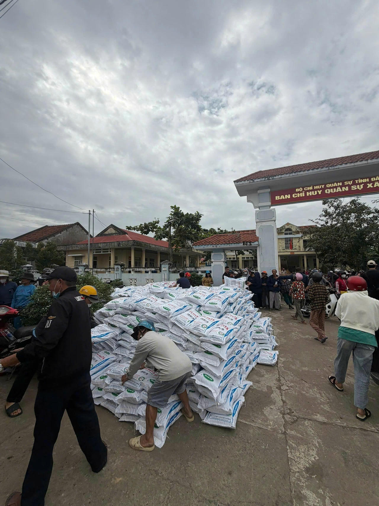 Các mạnh thường quân trao tận tay bà con tổng cộng 1.250 tấn gạo và nhu yếu phẩm.