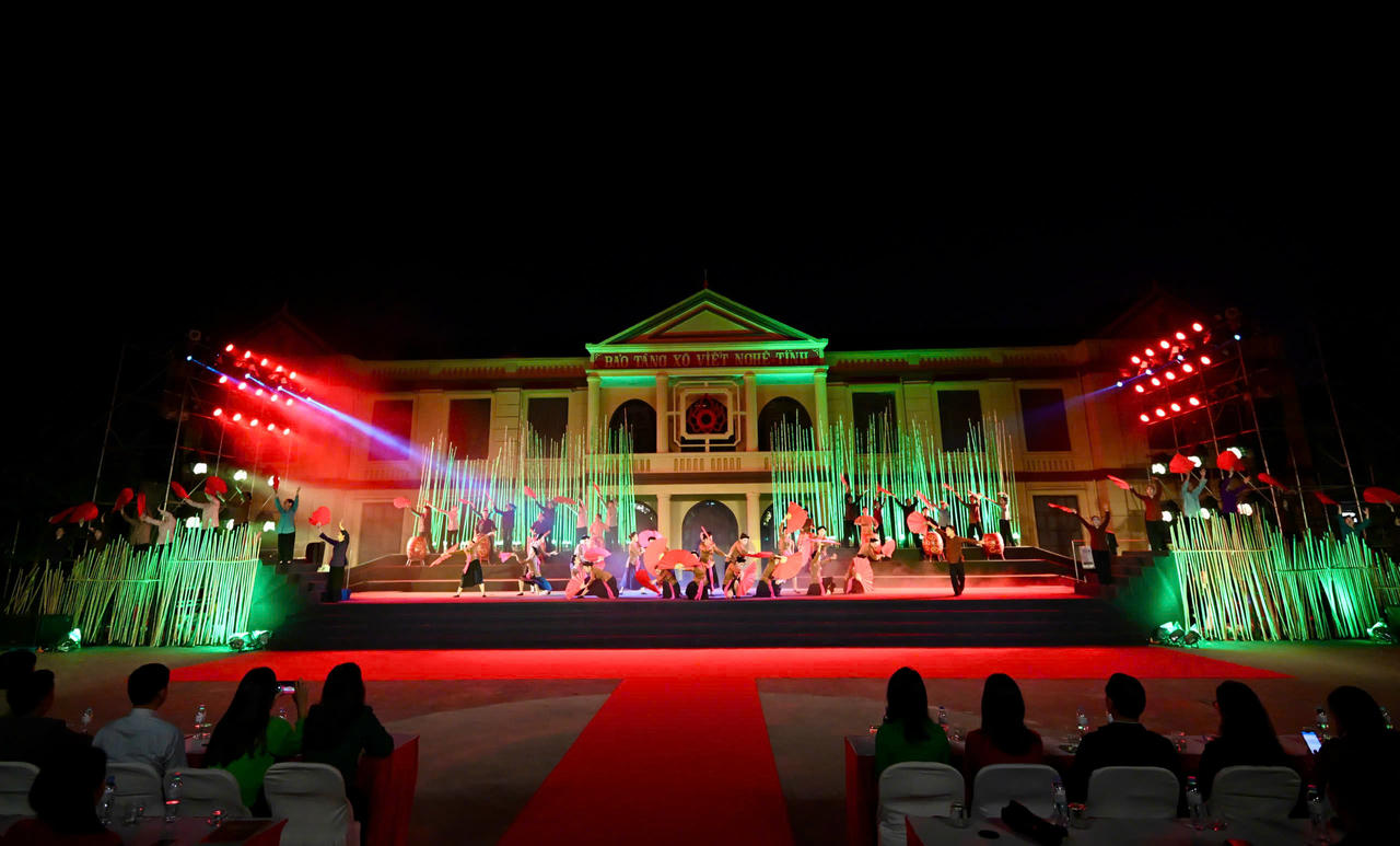 Biểu diễn nghệ thuật kết hợp biểu diễn thực cảnh "Lửa Xô viết".