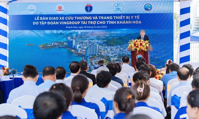 Đại diện Vingroup TS.BS Phùng Nam Lâm - Phó Tổng Giám đốc Hệ thống Y tế Vinmec - phát biểu tại buổi lễ.