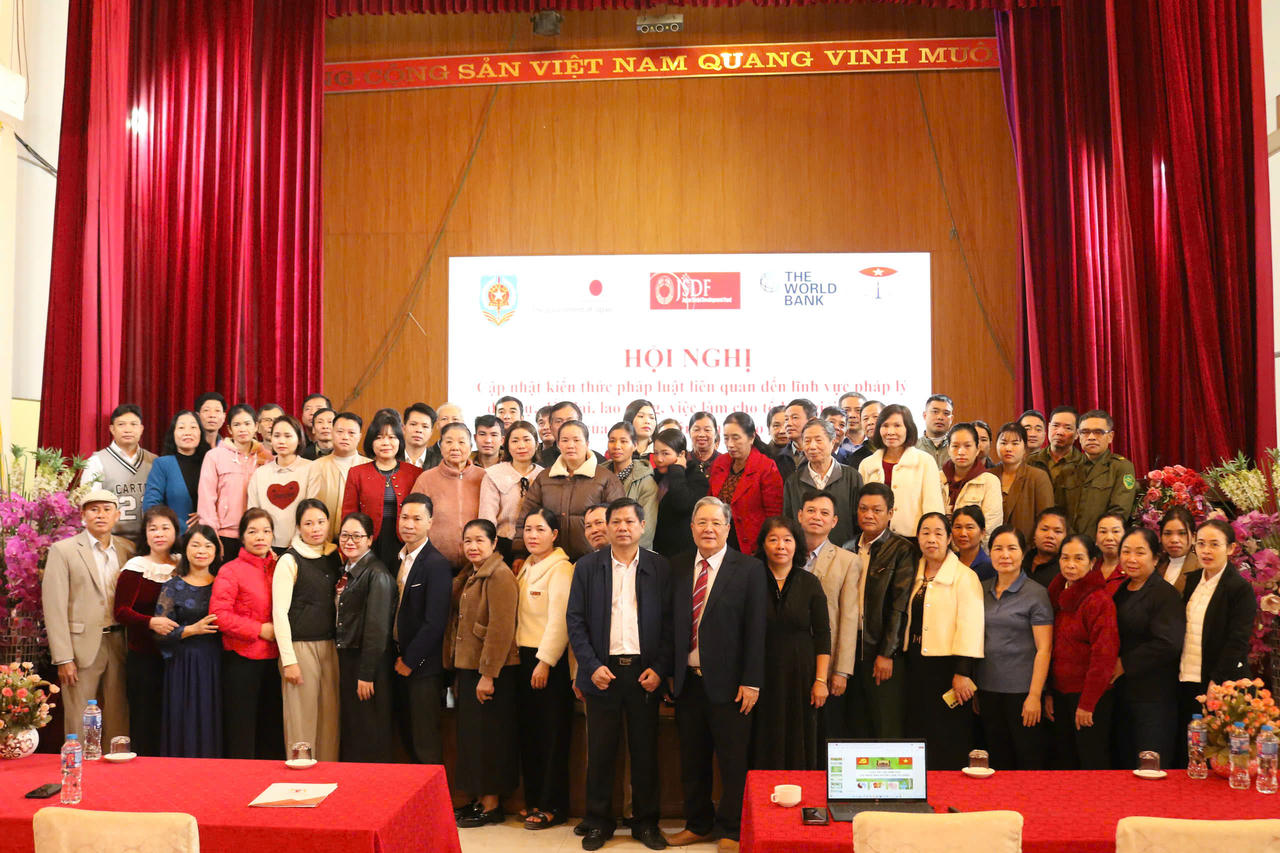 Các đại biểu chụp hình lưu niệm