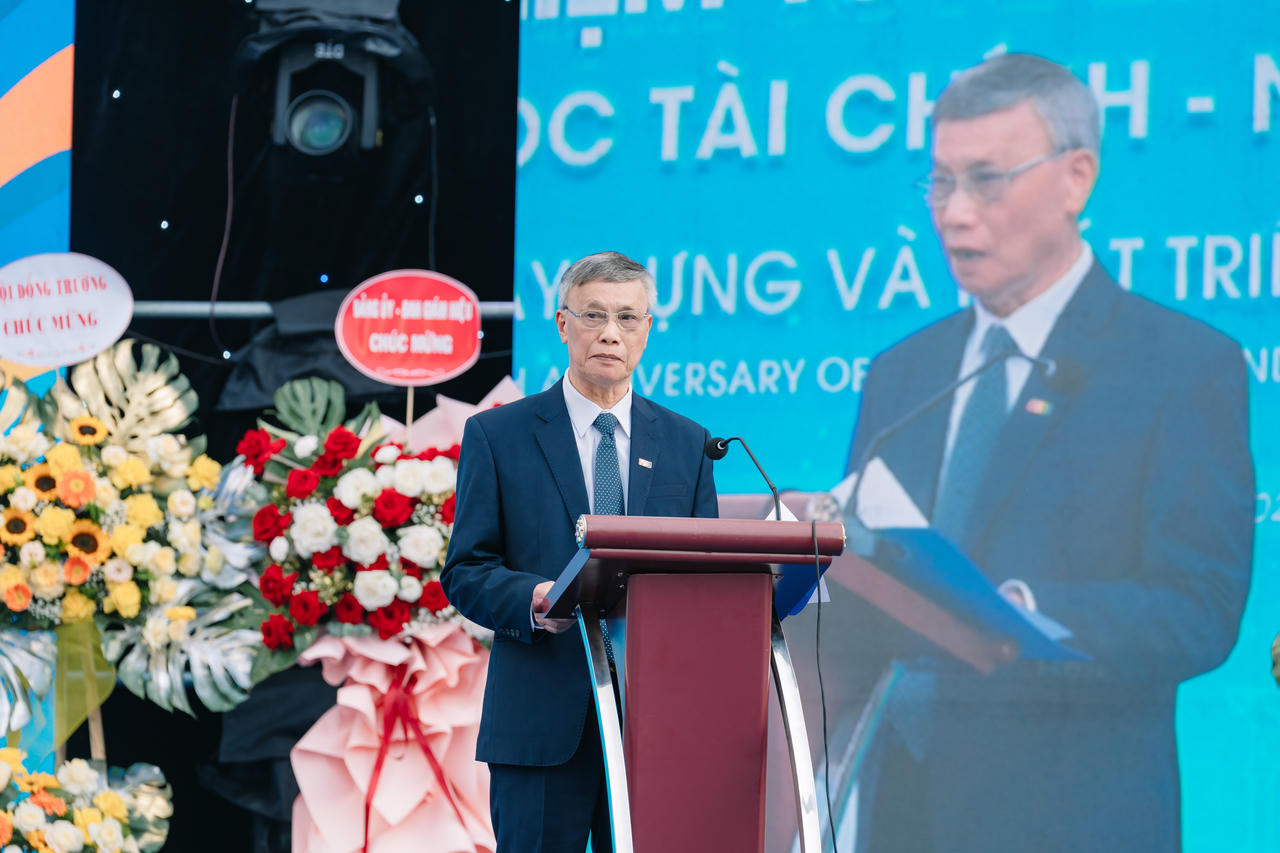 PGS.TS Nguyễn Ngọc Ánh – Hiệu trưởng Trường Đại học Tài chính – Ngân hàng Hà Nội phát biểu tại lễ kỷ niệm 15 năm thành lập.