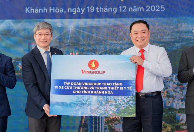 Đại điện Tập đoàn Vingroup trao 15 xe cứu thương cho ngành Y tế Khánh Hòa.