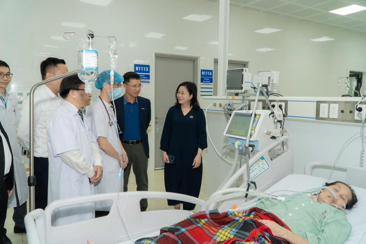 Tại Bệnh viện Ung bướu tỉnh Nghệ An, GELEX trao tặng 100 giường bệnh và 1 máy thở.