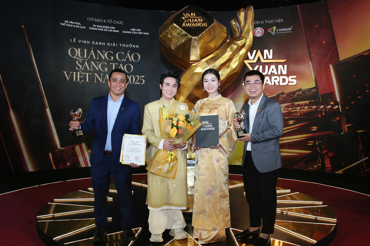Ông Trần Đình Tài – Phó Tổng Giám đốc Tập đoàn Hoa Sen, ông Trần Đình Phương – Phó Tổng Giám đốc Công ty Truyền thông Bee cùng diễn viên Lâm Vỹ Dạ, diễn viên Huỳnh Lập tại lễ trao giải Vạn Xuân Awards 2025.