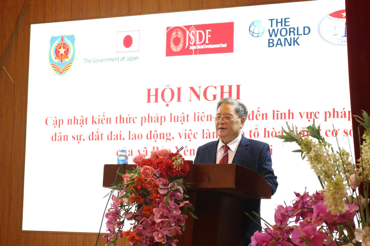 Ông Triệu Viết Hanh, Giám đốc Trung tâm tư vấn và trợ giúp pháp lý số 2 - Hội Luật gia tỉnh Lào Cai phát biểu tại hội nghị