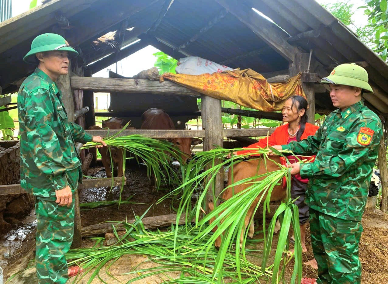Thiếu tá Đoàn Văn Tiệp (thứ nhất bên phải), cùng đồng đội trong Tổ công tác Rào Tre xuống tận nơi để kiểm tra và hướng dẫn bà con chăm sóc vật nuôi.