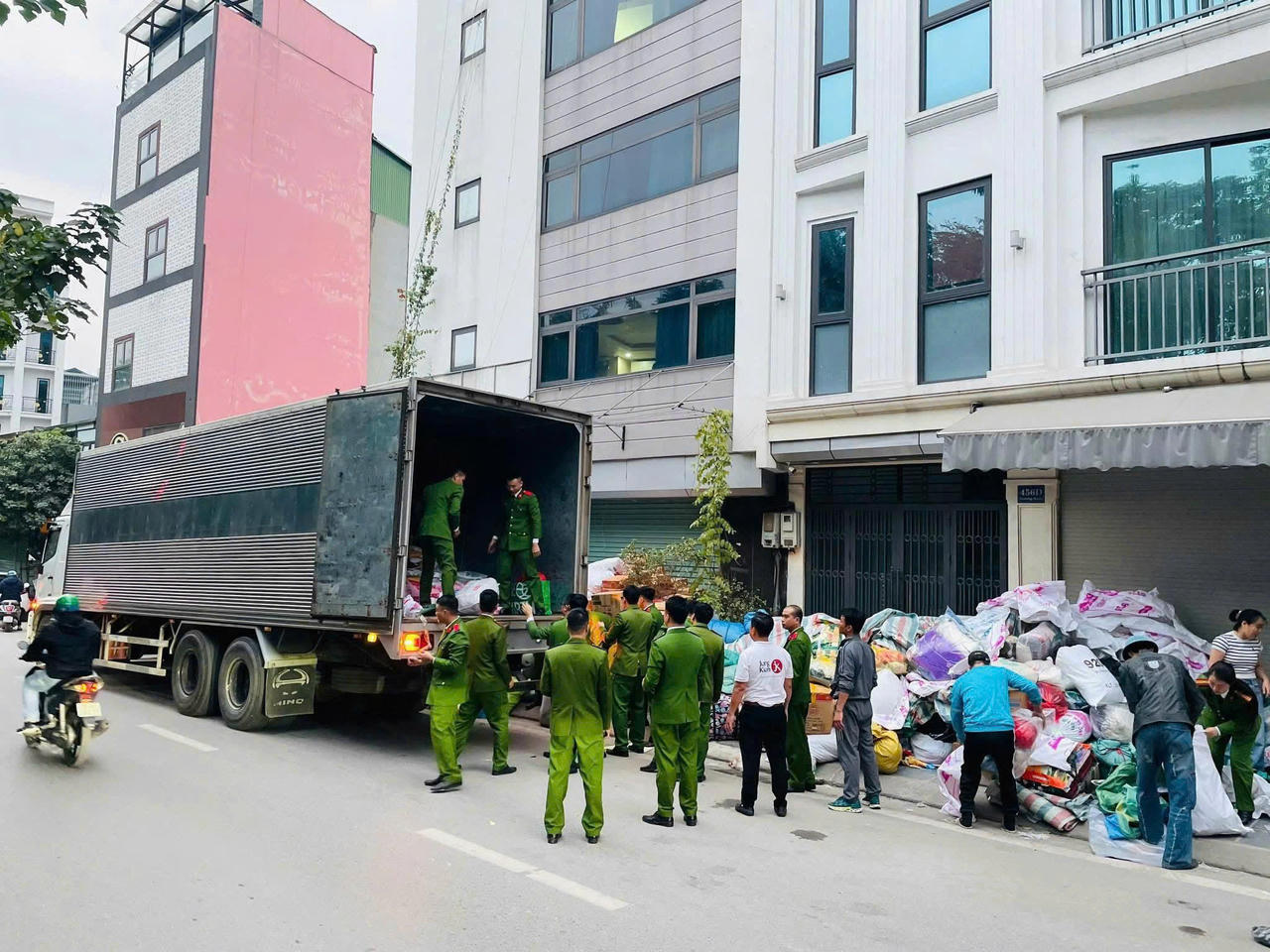 Sự phối hợp chặt chẽ giữa đoàn thiện nguyện và lực lượng chức năng.