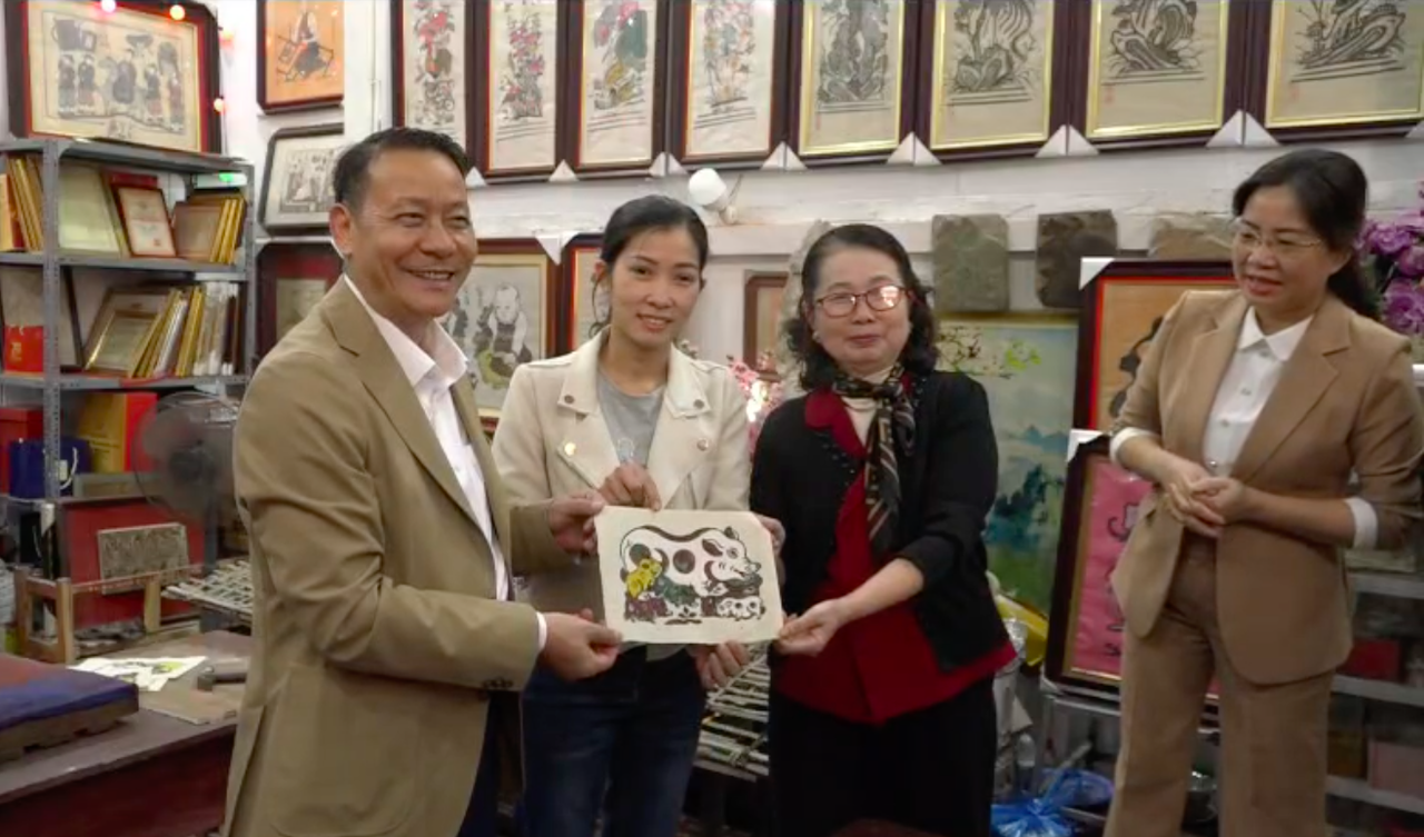 Ông Phoi Khăm - Hùng Bun Nhuông, Bí thư Tỉnh ủy Chính quyền tỉnh Xay Sổm Bun trải nghiệm làm tranh Đông Hồ.