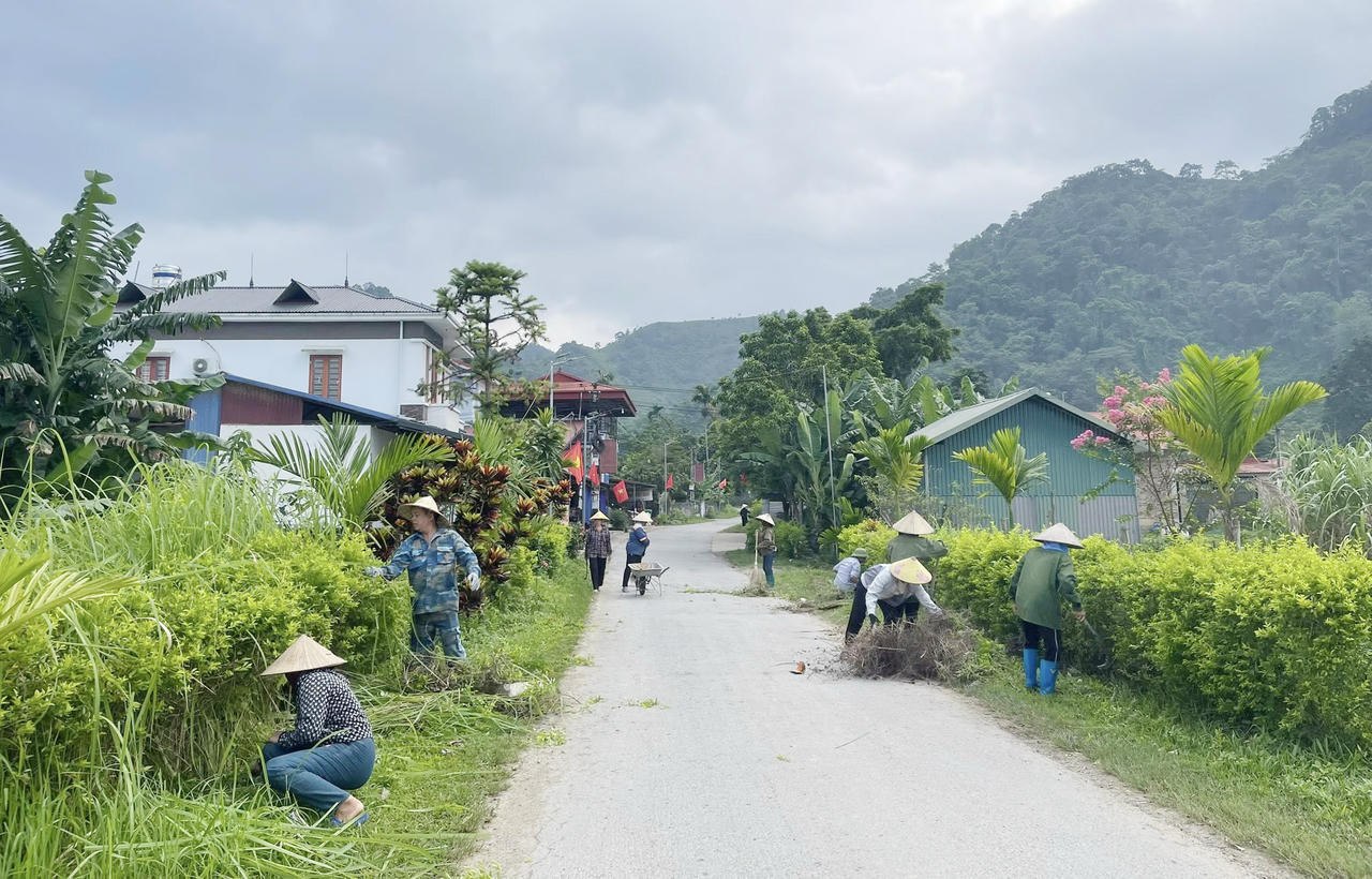 Người dân xã Kim Phượng chung sức xây dựng nông thôn mới. (Ảnh: Cổng TTĐT tỉnh Thái Nguyên)