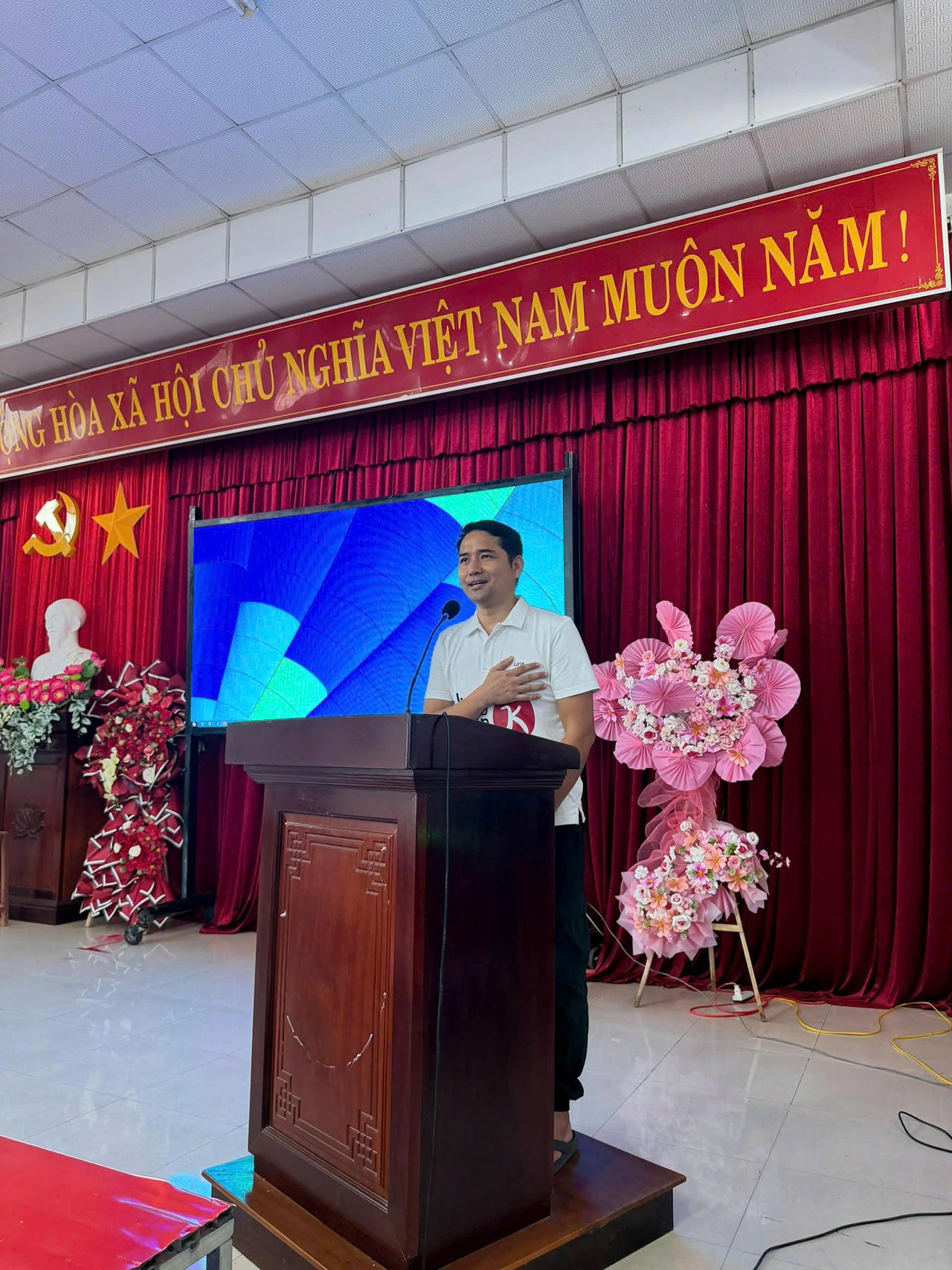 Ông Nguyễn Quốc Huy phát biểu chia sẻ động viên tinh thần bà con tại vùng lũ.