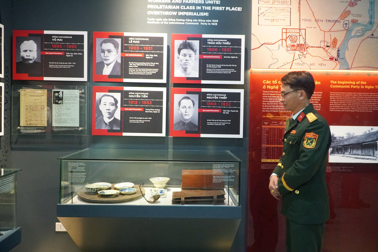 Trung tá Đặng Huy Giang, Phó Chủ nhiệm Chính trị Lữ đoàn 283 xúc động trước các hiện vật được trưng bày tại Bảo tàng Xô viết Nghệ Tĩnh. Ảnh: Tuyết Lan