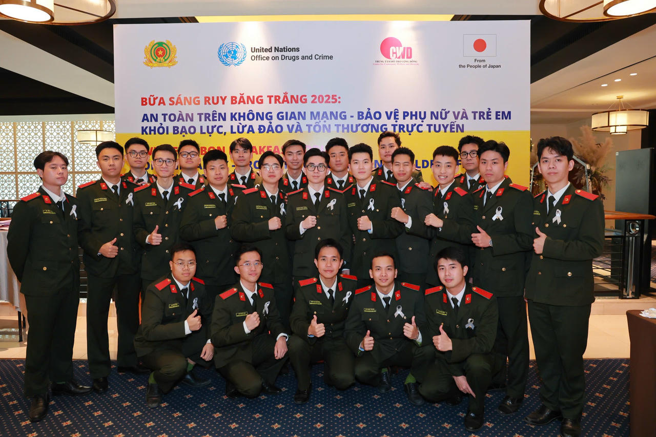 150 người thực hiện nghi thức cam kết số Ruy băng trắng bảo vệ phụ nữ và trẻ em khỏi bạo lực, lừa đảo và tổn thương trực tuyến 