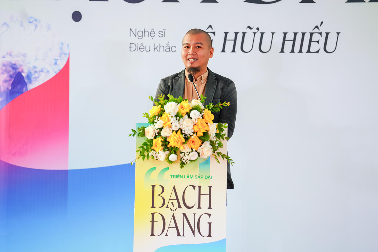 Nghệ sĩ Lê Hữu Hiếu chia sẻ tại triển lãm.&nbsp;