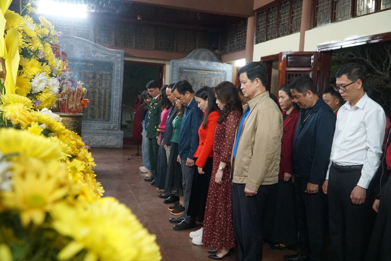 Đại biểu tưởng niệm các liệt sĩ đã hi sinh tại Nhà lao Vinh và trong phong trào Xô viết Nghệ Tĩnh. Ảnh: Tuyết Lan