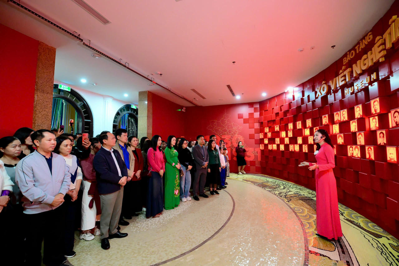 Các đại biểu và nhân dân tham quan Nhà trưng bày Xô viết Nghệ Tĩnh.