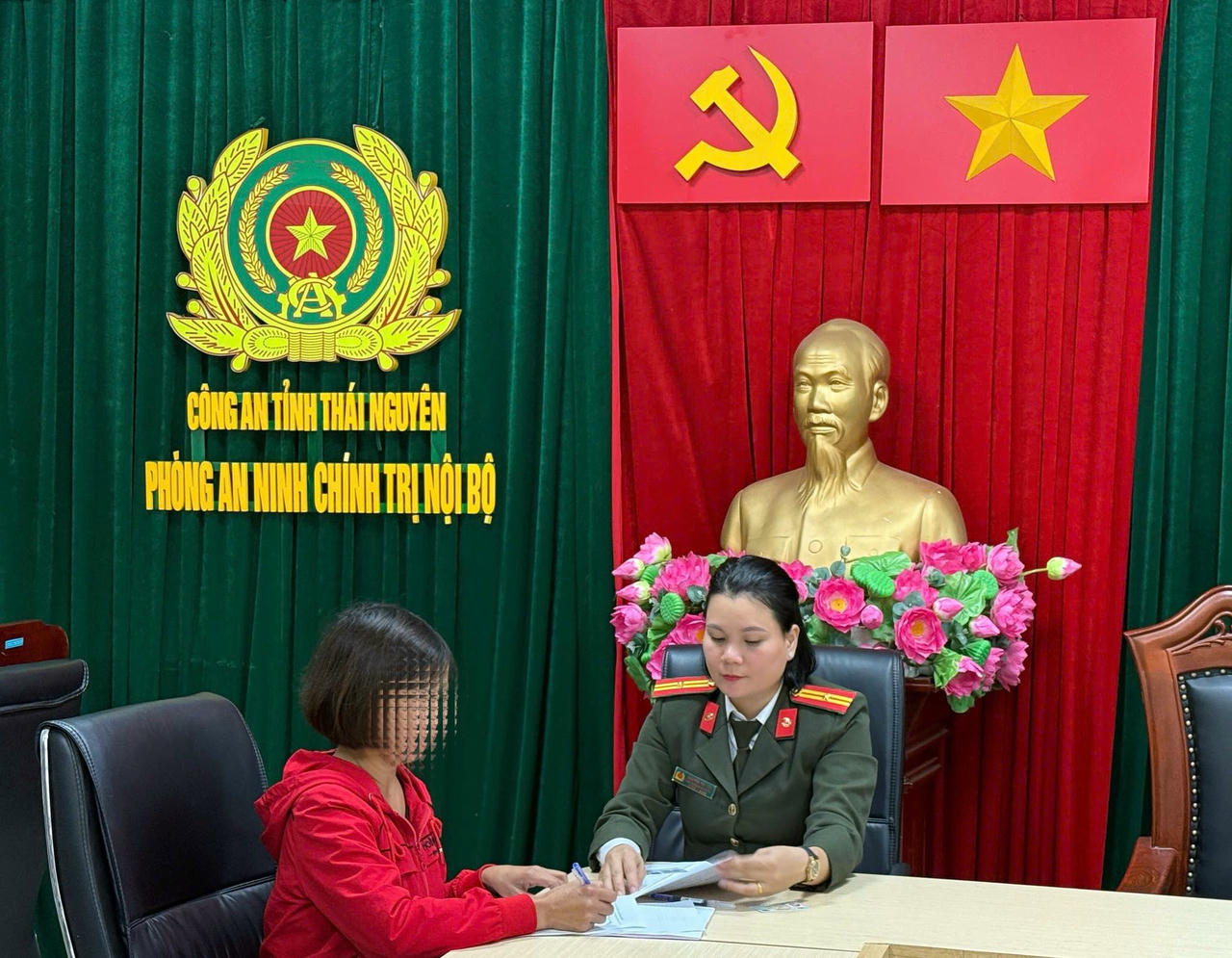 bà H.T.N tại cơ quan công an