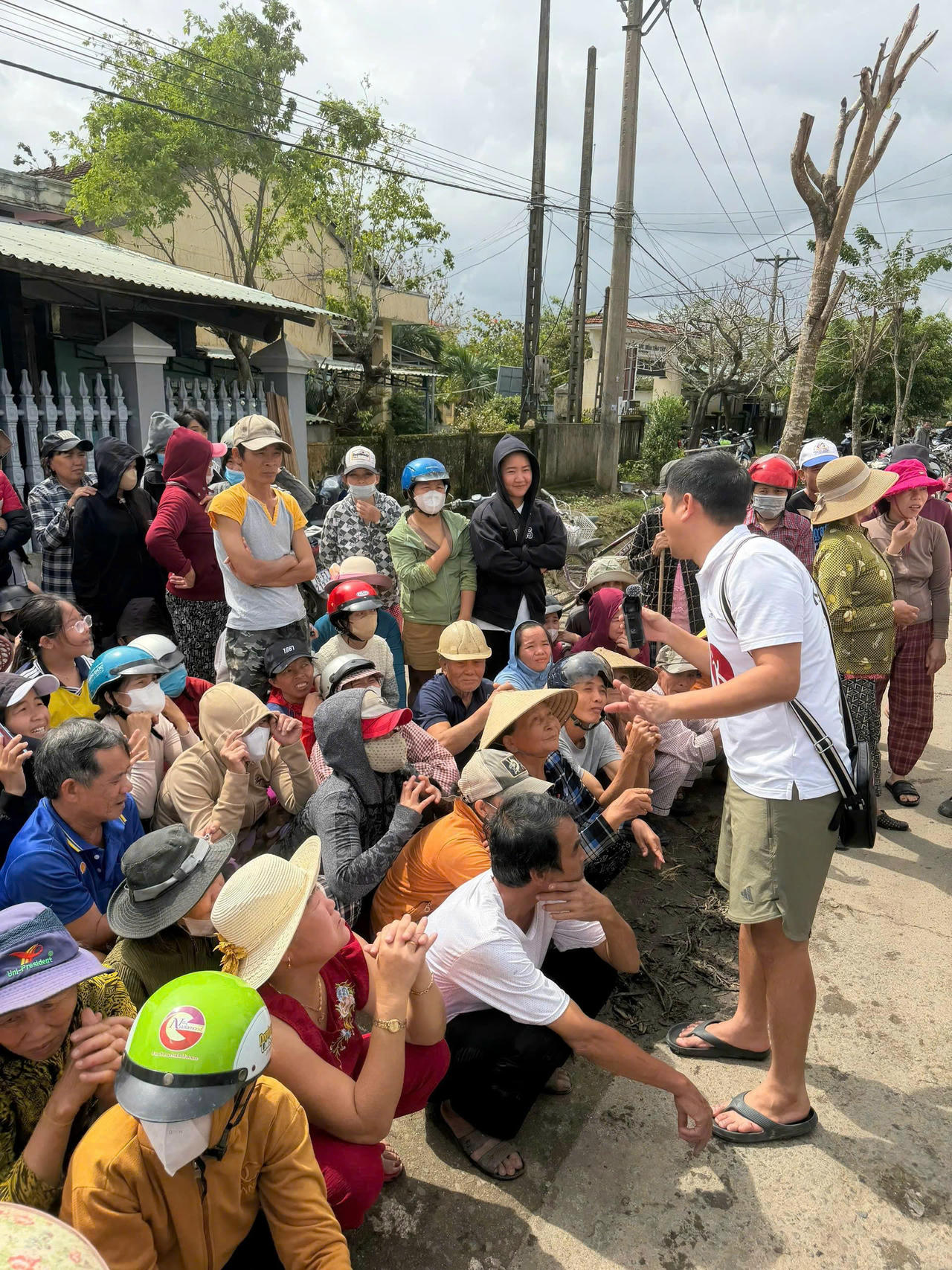 Ông Nguyễn Quốc Huy ân cần thăm hỏi, chia sẻ động viên tinh thần người dân vùng lũ.