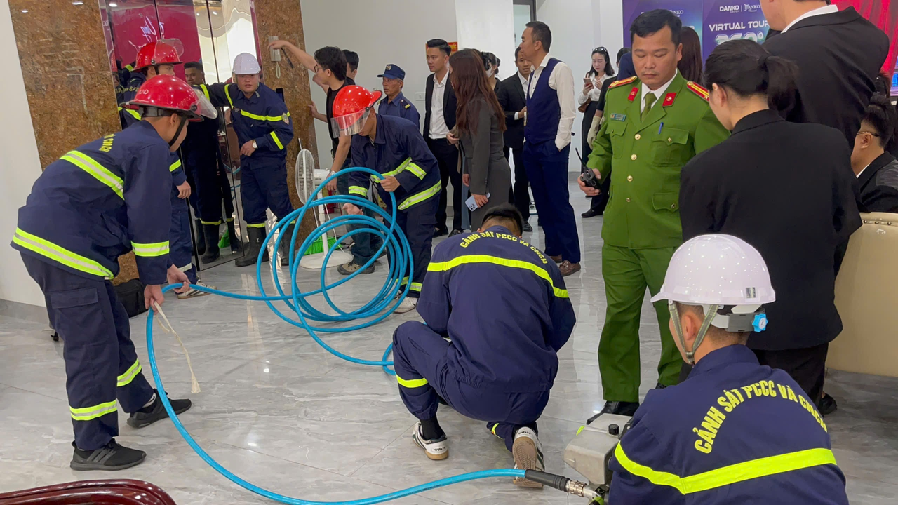 Kịp thời cứu hộ 21 người mắc kẹt trong thang máy ở Bắc Ninh