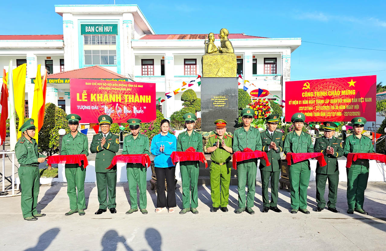 Thượng tá Lê Hoàng On – Phó Chủ nhiệm Chính trị Ban Chỉ huy BĐBP tỉnh Cà Mau (thứ tư từ phải sang) và lãnh đạo phường Hiệp Thành thực hiện nghi thức cắt băng khánh thành tượng đài “Bác Hồ với chiến sĩ Biên phòng” tại Đồn Biên phòng Nhà Mát.