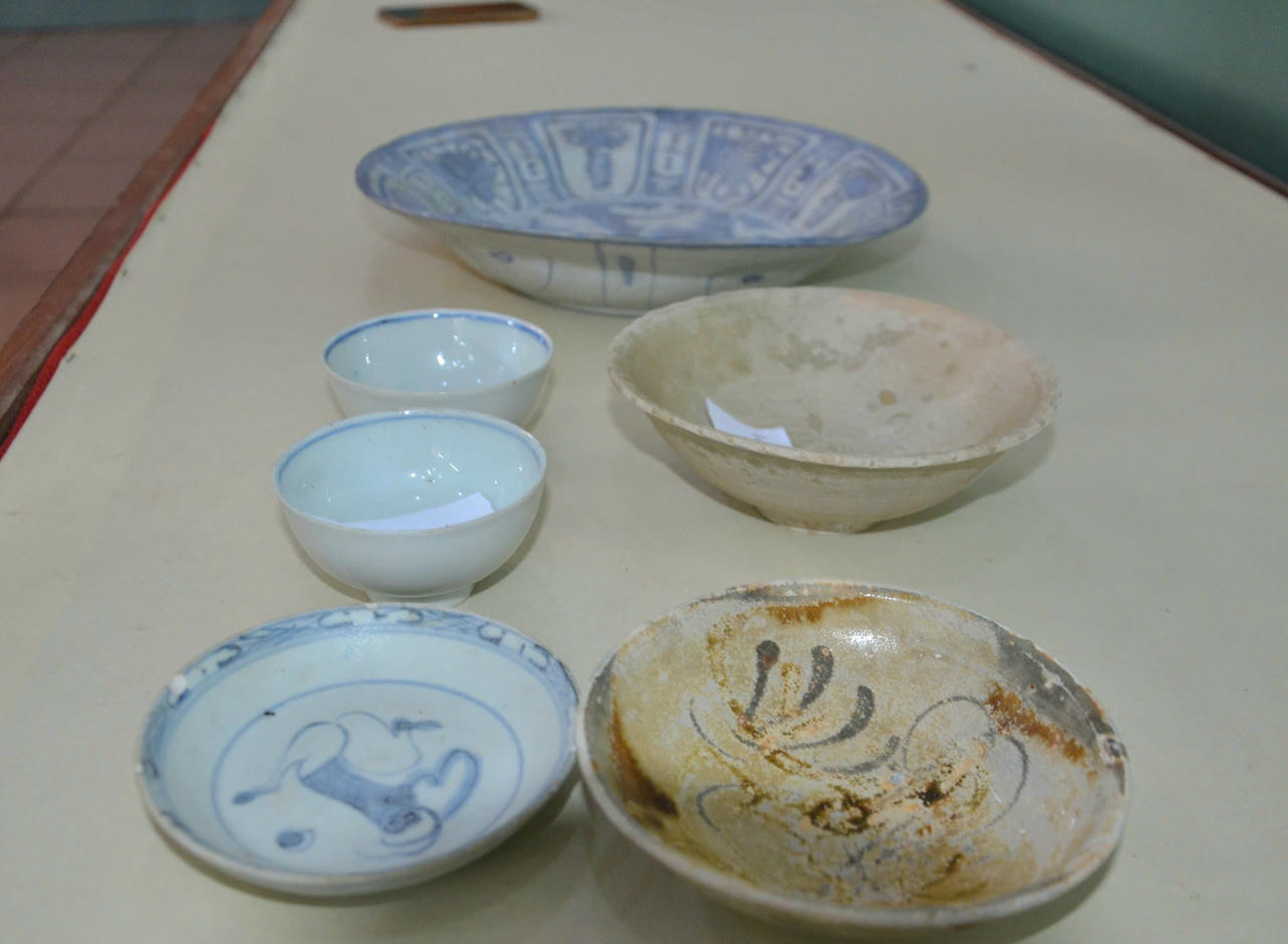 Các cổ vật&nbsp;cổ vật gốm sứ gồm đĩa, chén, bát.&nbsp;